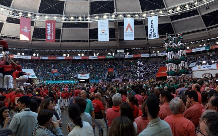 Een menselijke toren van castellers in de Tarraco Arena Plaça tijdens de Concurs de Castells in Tarragona