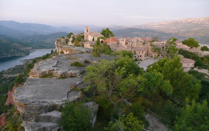 Het stenen dorpje Siurana op de rand van een klif met de bergen van de Priorat erachter