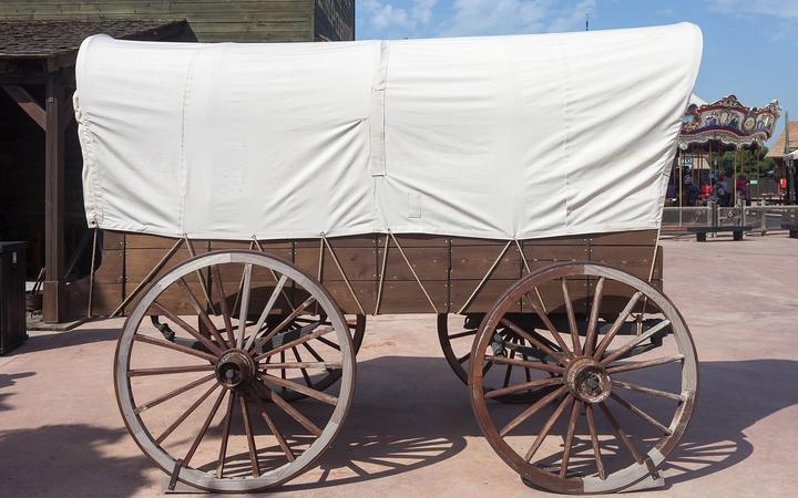 Een huifkar in themagebied Far West in PortAventura Park