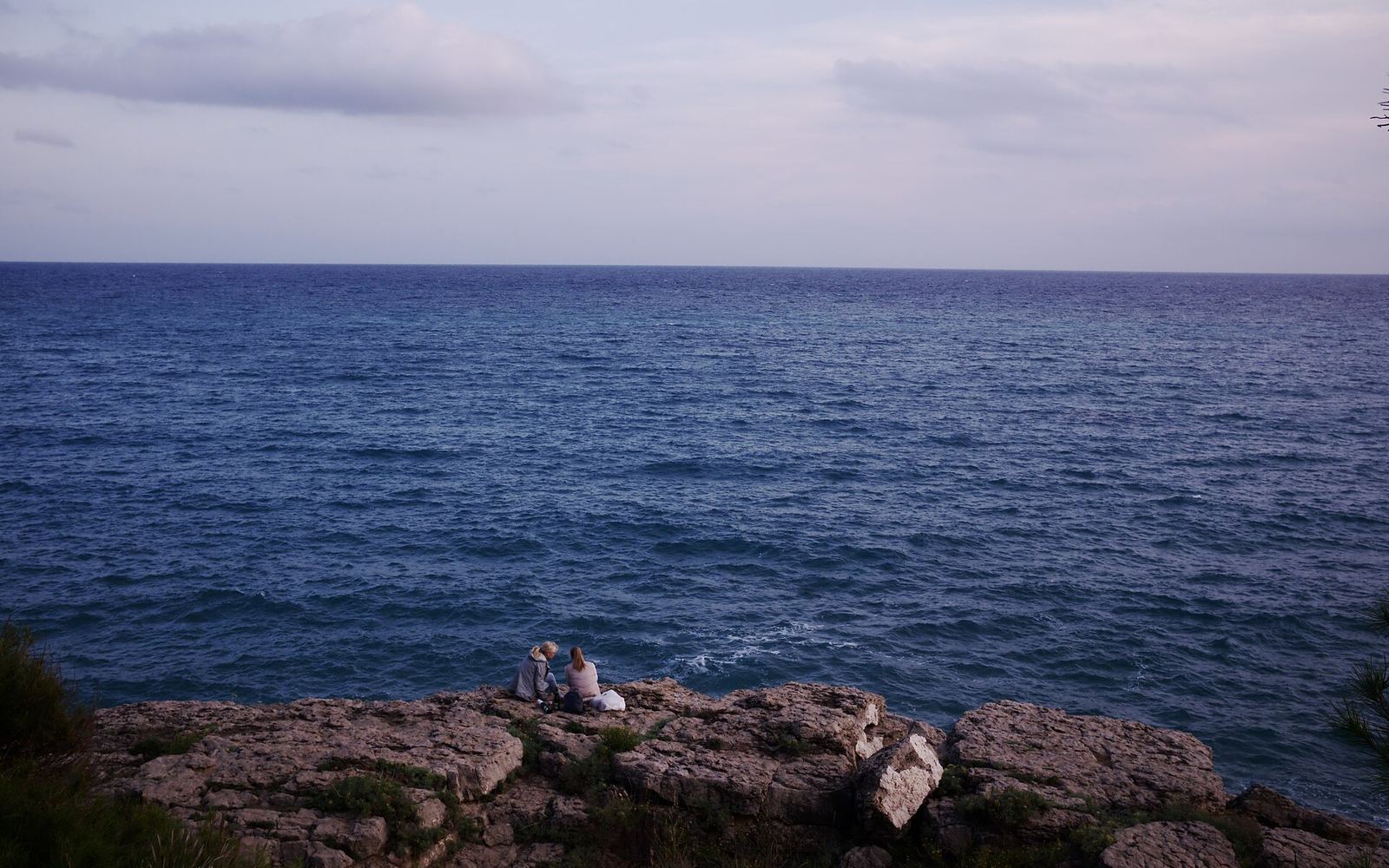 De rotsachtige kust van Cap Salou met dennenbomen en turquoise water