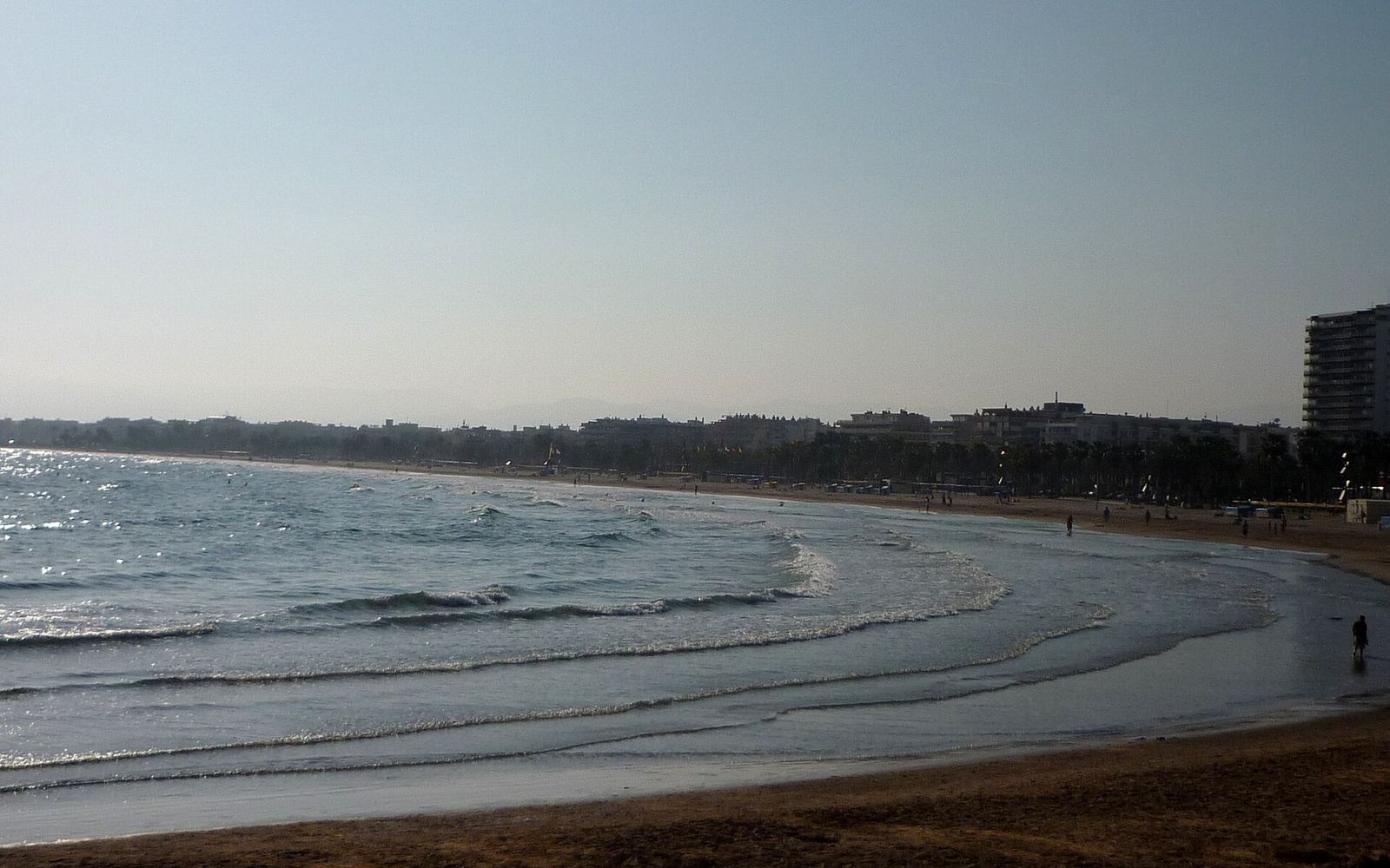 Het brede zandstrand van Salou met palmbomen langs de boulevard en de Middellandse Zee