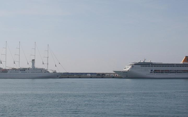 Hotels en appartementen achter de palmenboulevard van Platja de Llevant in Salou