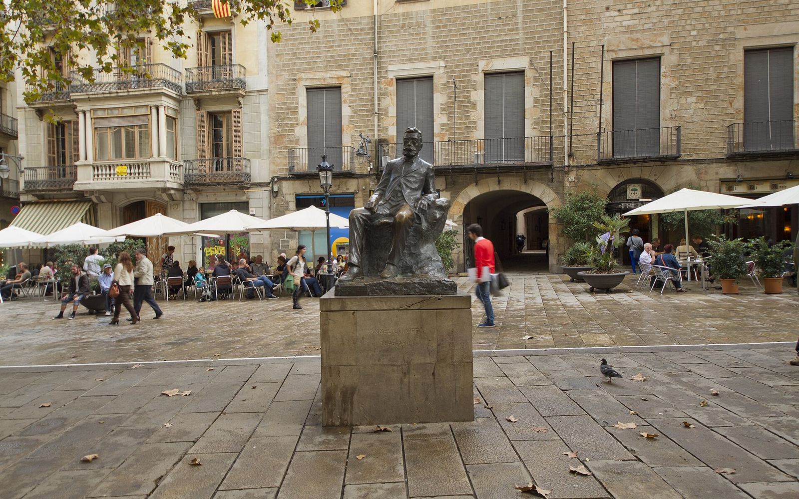 Een smal straatje met balkons in de Gotische wijk van Barcelona