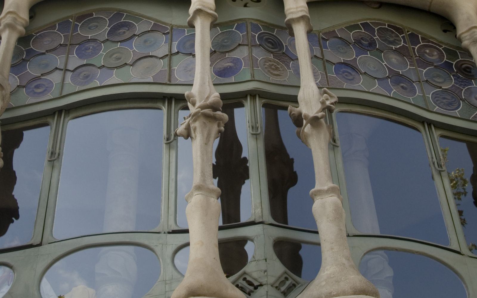 De golvende gevel van Casa Batlló aan de Passeig de Gràcia