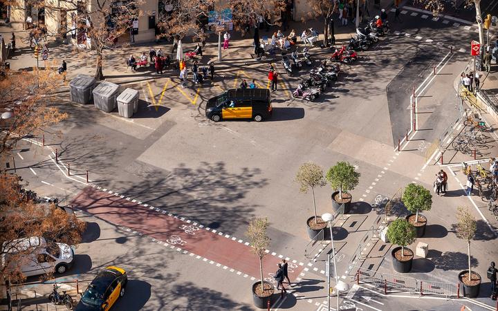 De torens van de Sagrada Família in Barcelona tegen een blauwe lucht