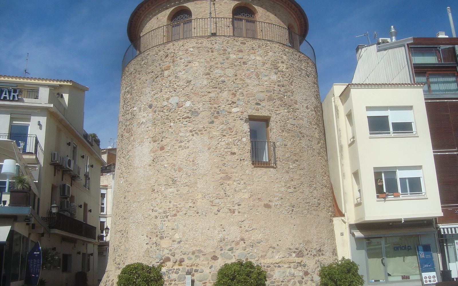 De oude wachttoren Torre del Port aan de haven van Cambrils