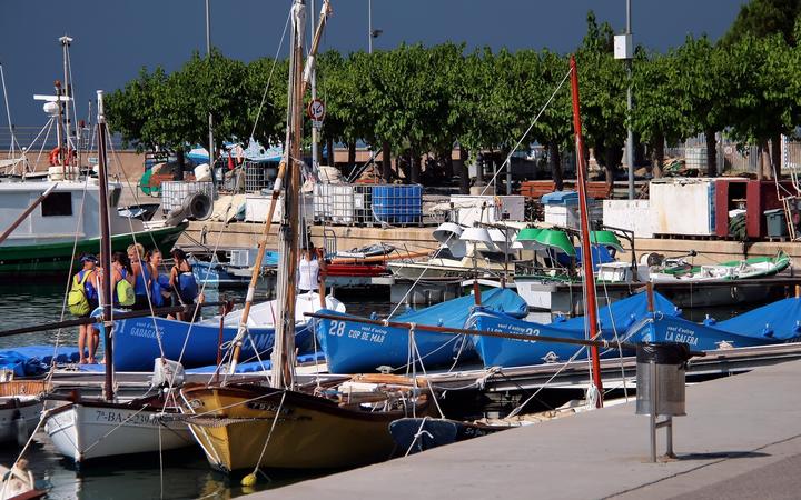 Vissersboten en jachten in de haven van Cambrils