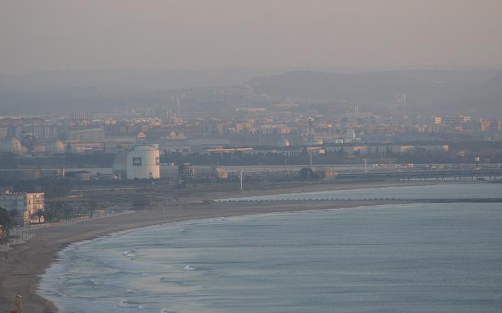 Het brede zandstrand van La Pineda met de boulevard Passeig Pau Casals