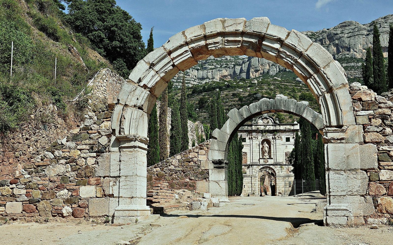 De ruïnes van de kartuis Cartoixa d'Escaladei aan de voet van de Serra del Montsant