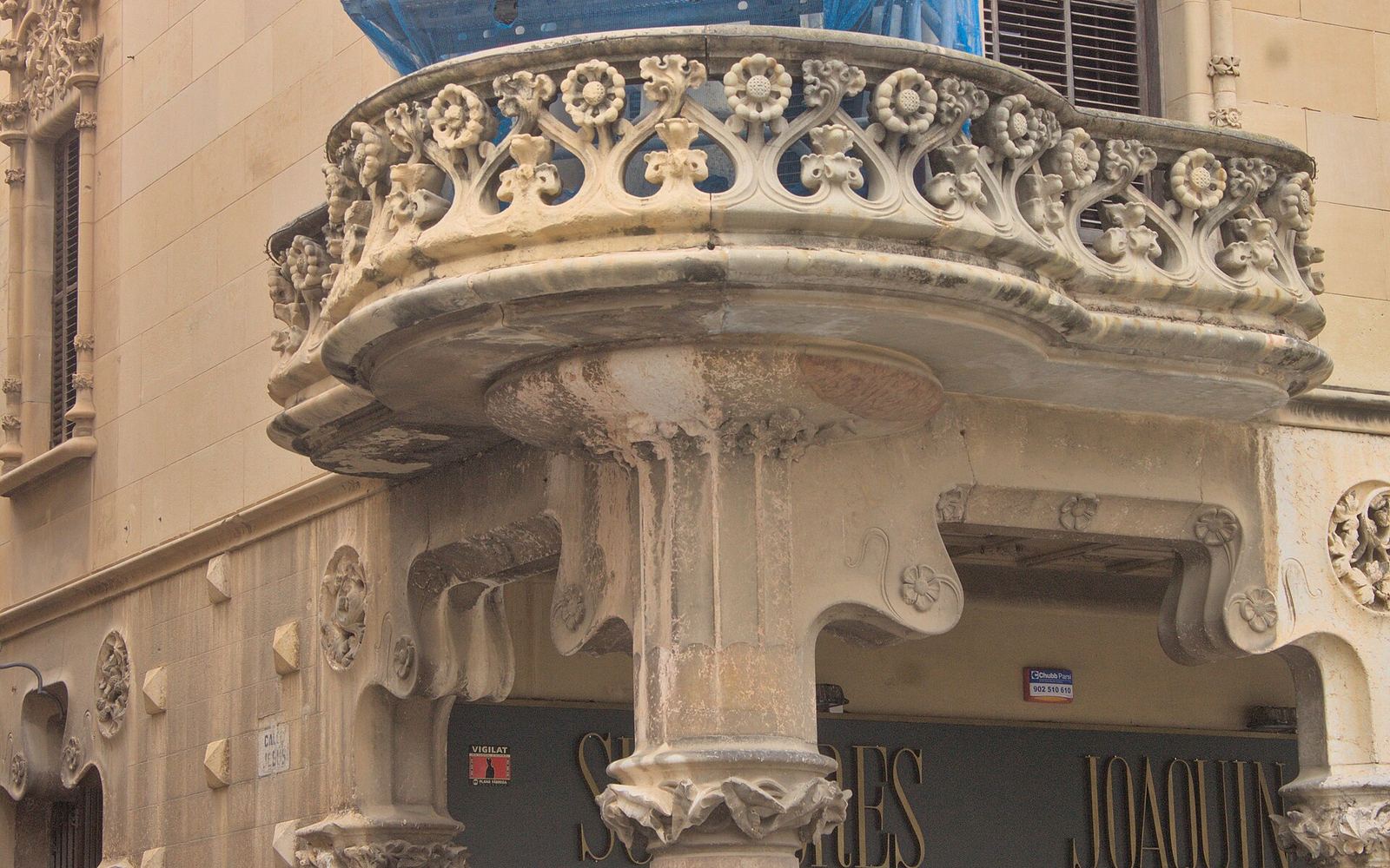De rijk versierde modernistische gevel van Casa Navàs aan de Plaça del Mercadal in Reus