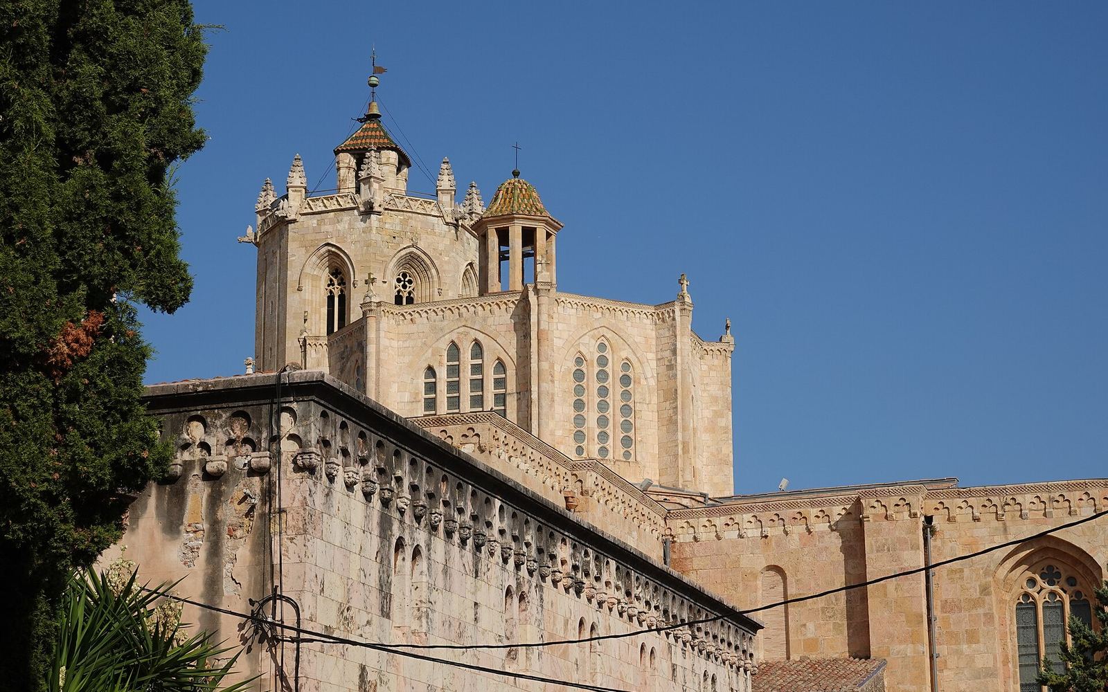 De gotische voorgevel van de kathedraal van Tarragona met de brede trap ervoor