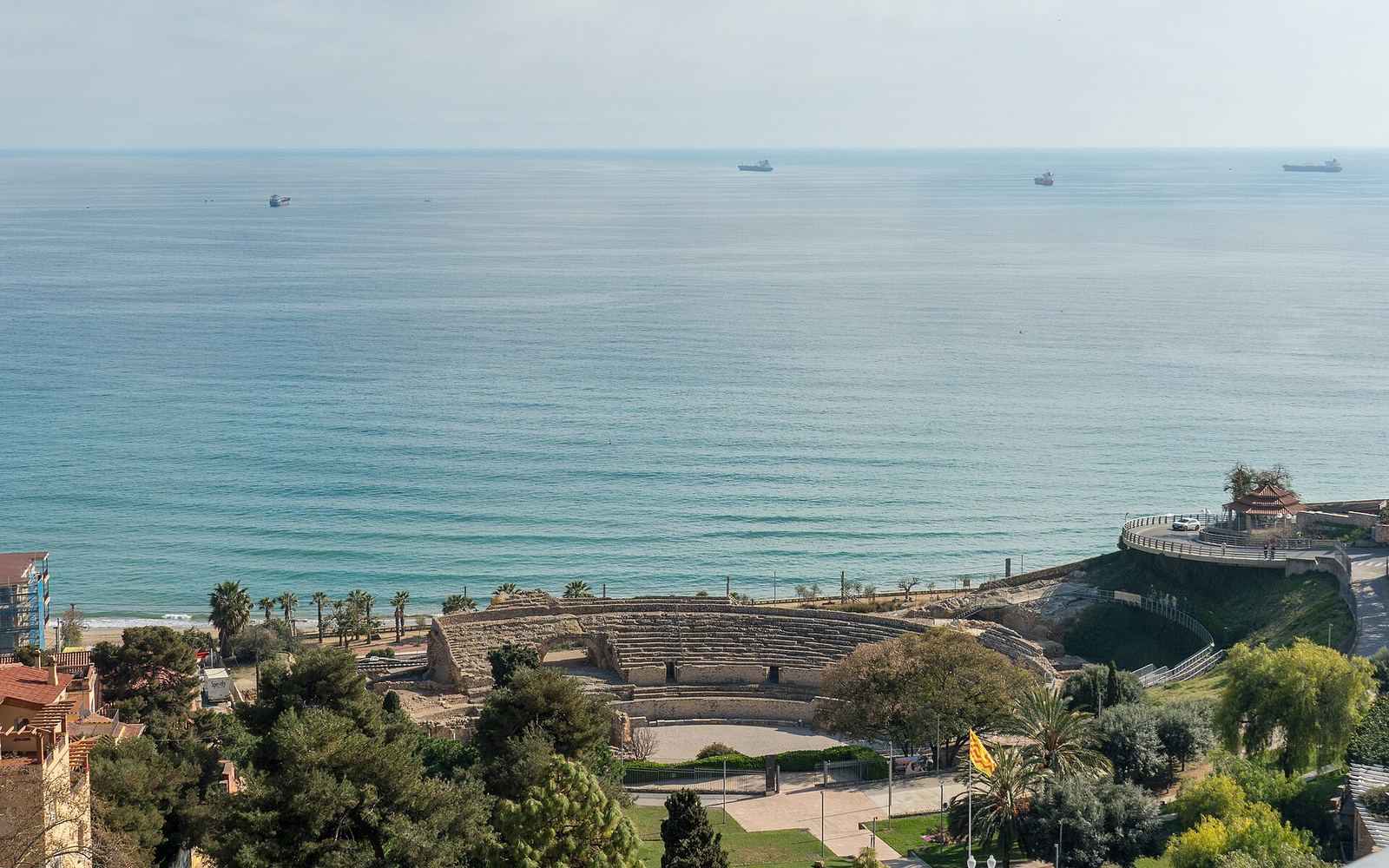 Het Romeinse amfitheater van Tarragona met de Middellandse Zee op de achtergrond