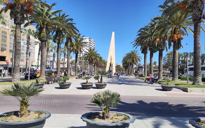 De Passeig Jaume I in Salou met een lange rij palmbomen naast het strand