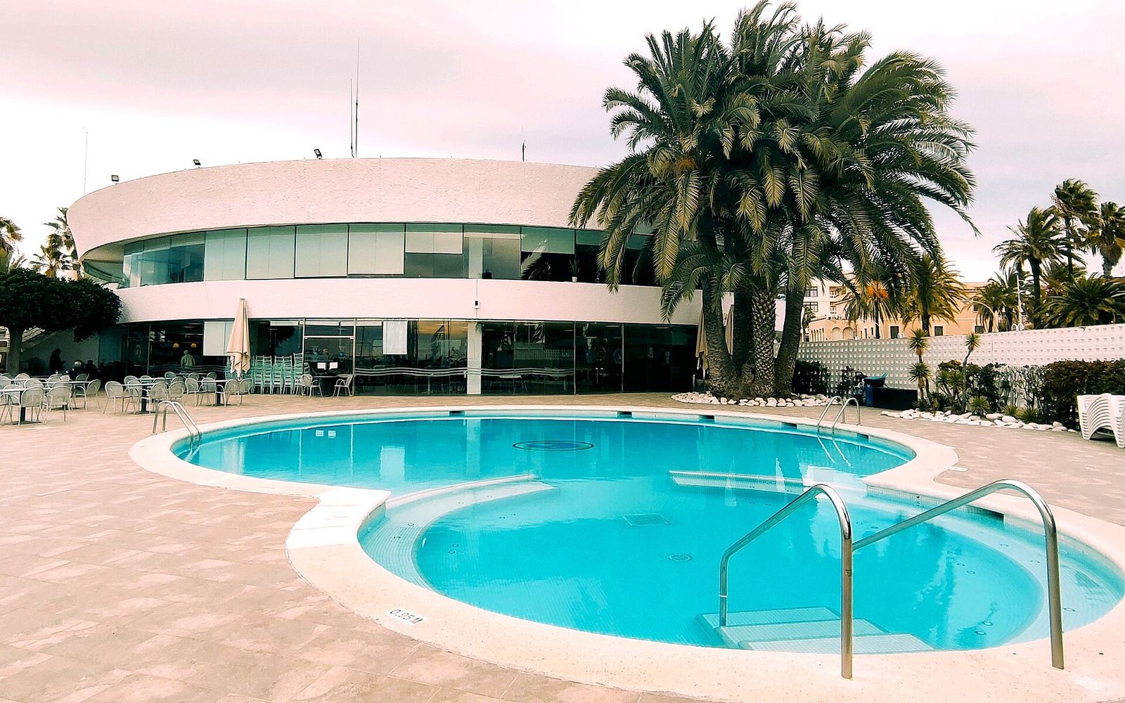 Rondvaartboten en zeilboten in de haven van Salou
