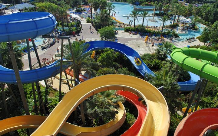 Zwembaden en glijbanen tussen palmbomen in het PortAventura Caribe Aquatic Park