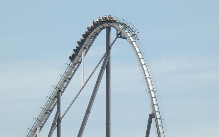De achtbaan Shambhala in PortAventura Park met zijn hoge eerste afdaling boven het water