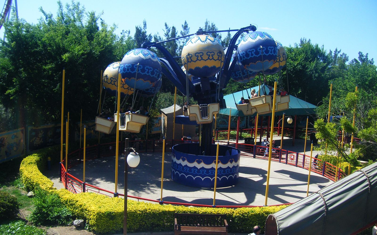 Attracties van PortAventura Park bij Salou met de achtbaan Shambhala op de achtergrond